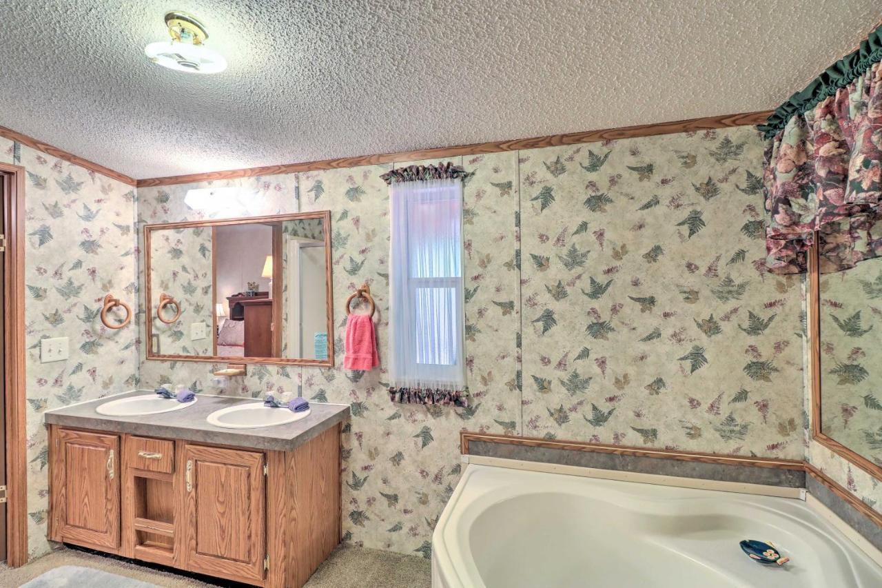 Greers Ferry Getaway With Deck And Lake Access! Fairfield Bay المظهر الخارجي الصورة